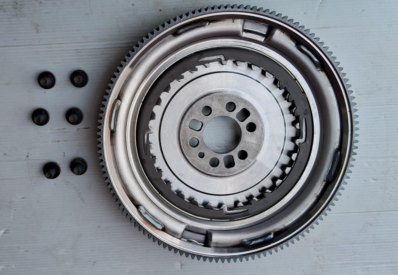 Audi A1 8X1, A3 8V1, Q2 GAB, VW Polo, Vento, Ameo, Jetta IV, Passat B7, B8, Touran, Skoda Karoq, Octavia II, III, Superb II, III, Yeti 5L, Rapid 1.6 tdi Diesel - Dual Mass Flywheel 415054509 - LUK