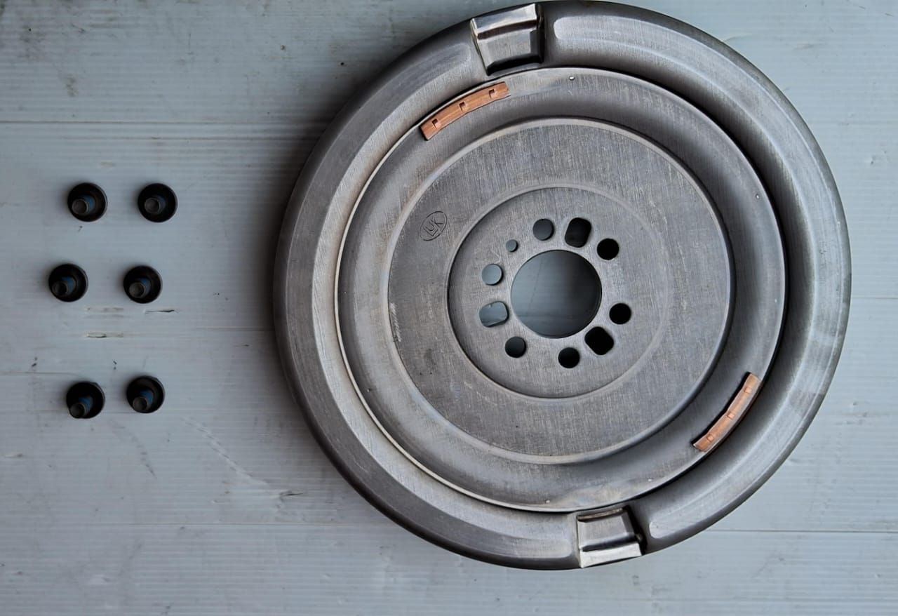 Audi A1 8X1, A3 8V1, Q2 GAB, VW Polo, Vento, Ameo, Jetta IV, Passat B7, B8, Touran, Skoda Karoq, Octavia II, III, Superb II, III, Yeti 5L, Rapid 1.6 tdi Diesel - Dual Mass Flywheel 415054509 - LUK