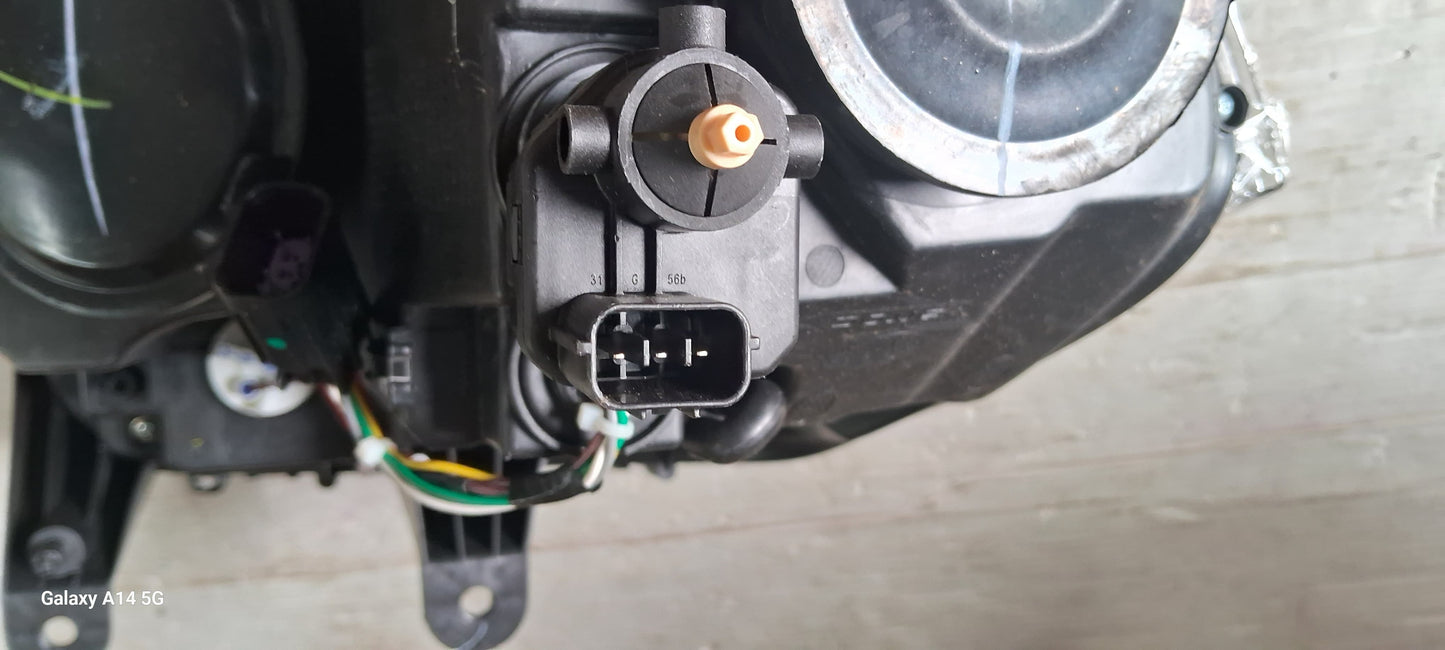 Mahindra Scorpio Head Light Right - HLA-SCRP-9011R Varroc
