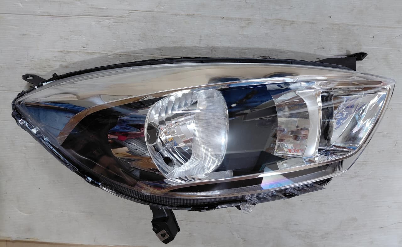 Tata Tiago - Head Light Right Side - 885554240102 - Tata Genuine