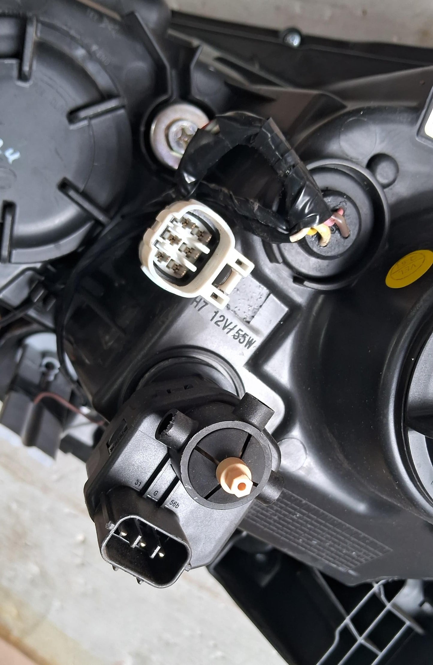 Mahindra Marazzo Head Light Right - HLA-MRZO-B-251R Varroc